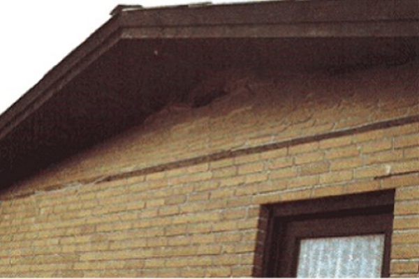 skade9.jpg - Gable pressured inside because of missing fixation to the roof shear.